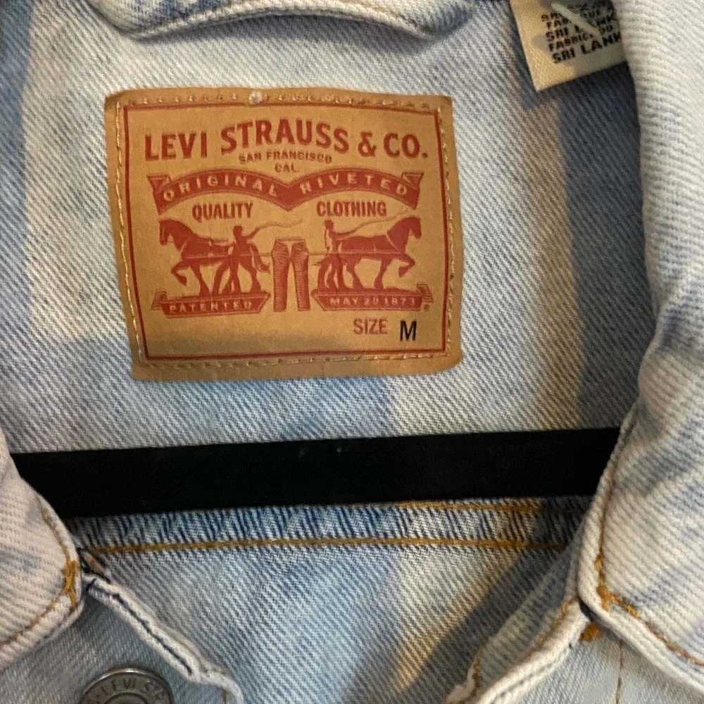 Levi's Women's Ex-Boyfriend Trucker denim jacket with floral embroidery - Picture 3 of 3